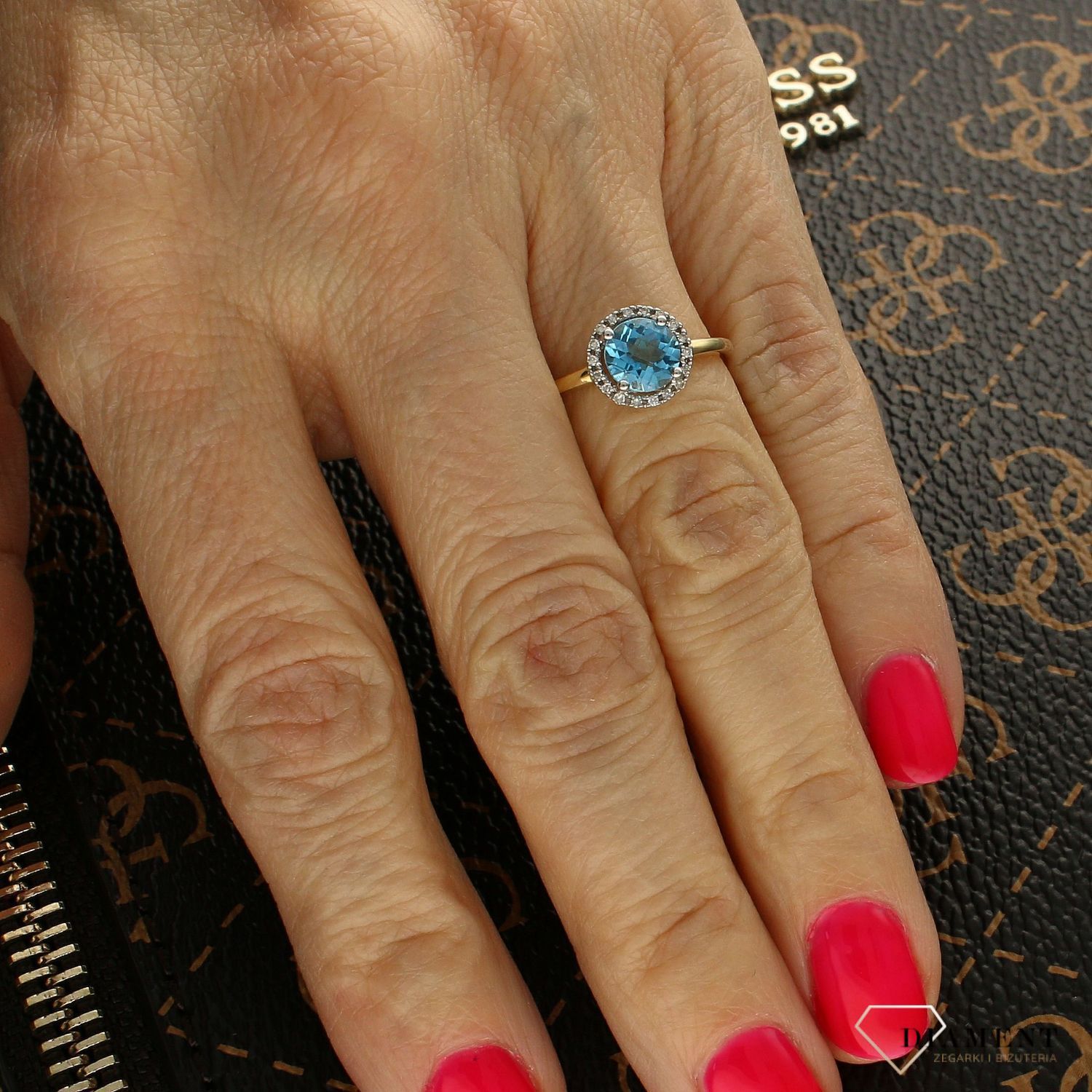 Pierścionek złoty DIAMENT żółte złoto, diamenty, duży topaz. Piękny pierścionek z topazem otulony osiemnastoma brylantami. Klasyka w najlepszym wydaniu.jpg